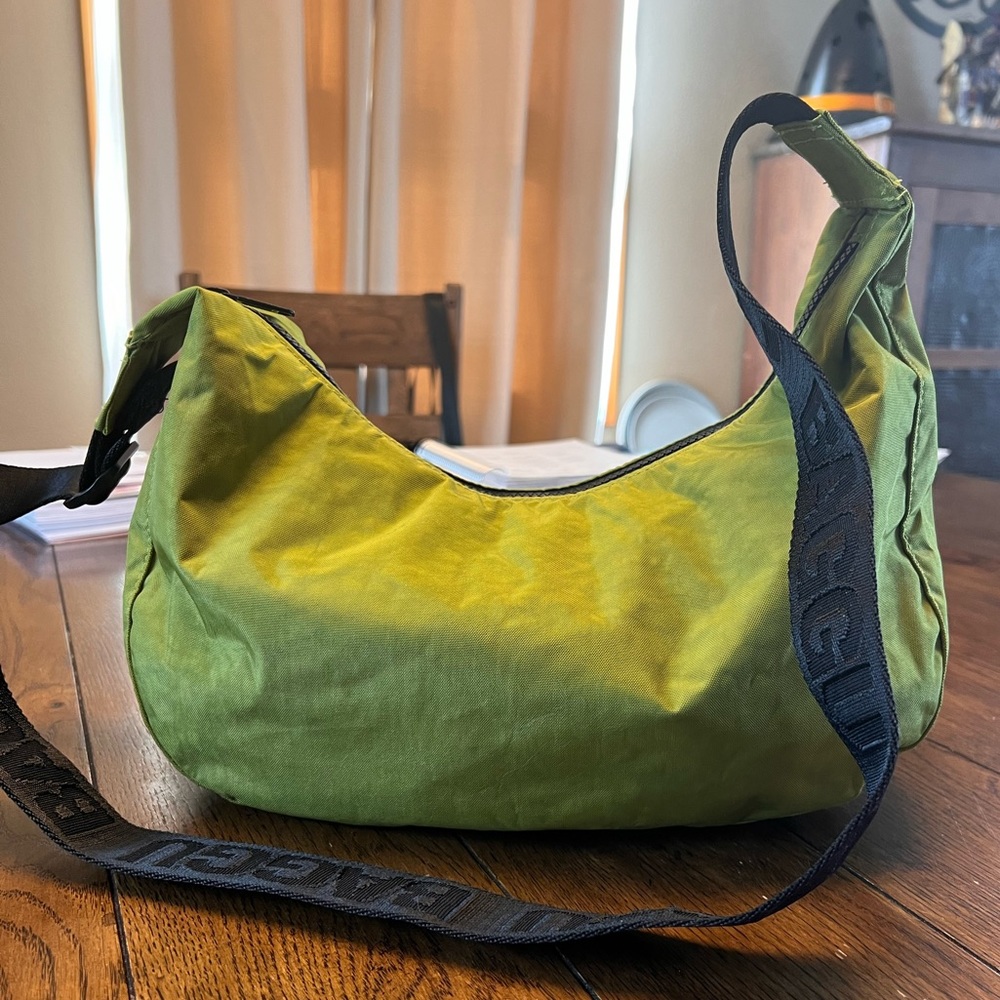 Baggu Medium Crescent Bag in the color Avocado